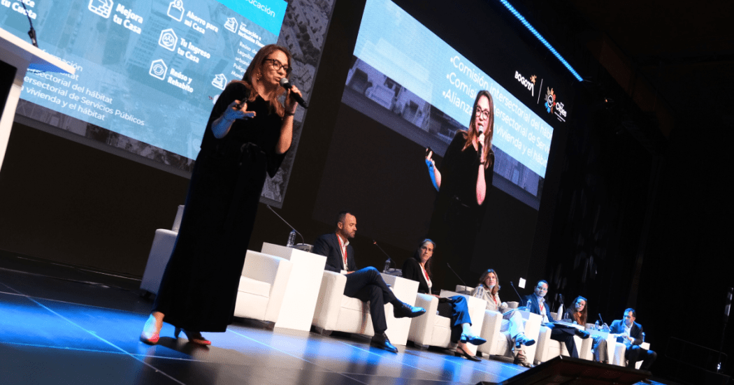 Imagen de los conferencistas en el panel