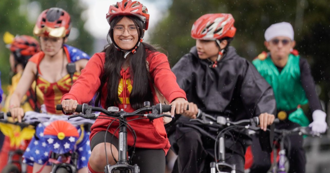 Imagen de niños y jóvenes disfrazados en sus bicicletas.