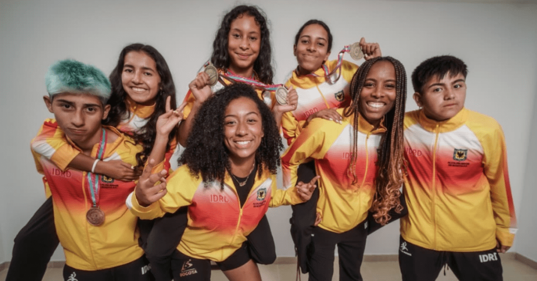 Imagen de deportistas con las medallas