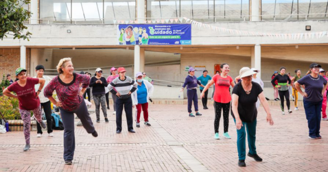 Imagen de personas ejercitándose en una clase.