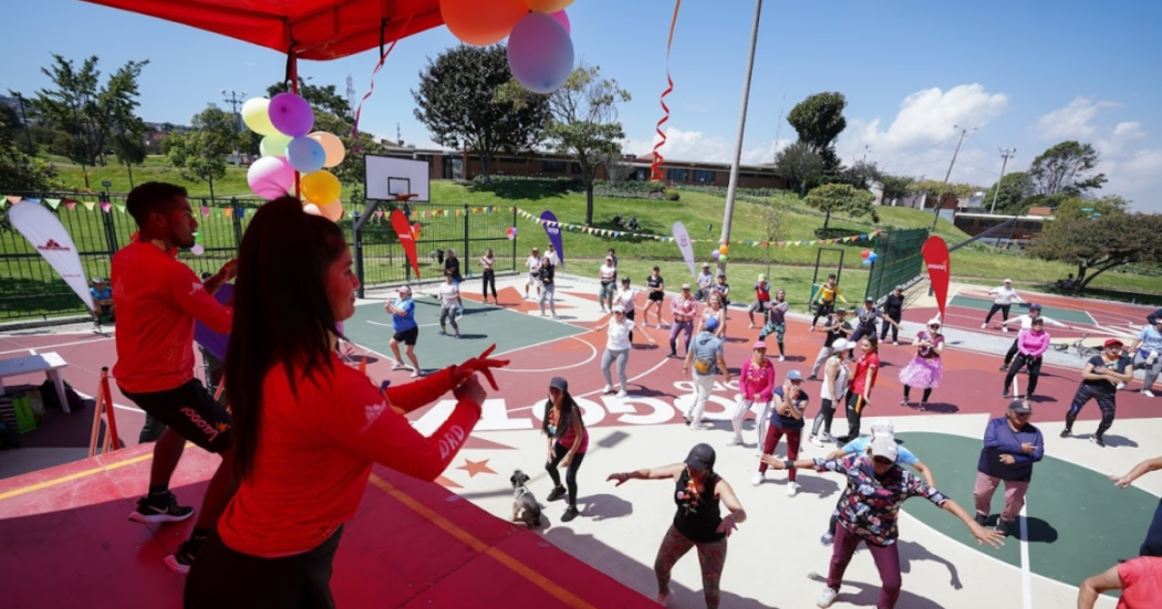 Imagen de personas ejercitándose en una clase con instructores del IDRD