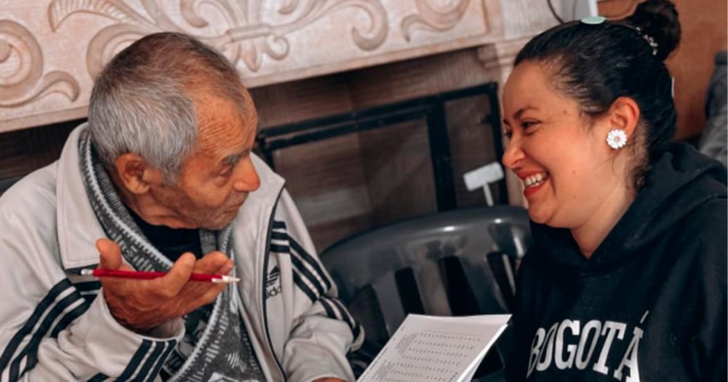 En la foto dos personas de la tercera edad hablando y sonriendo