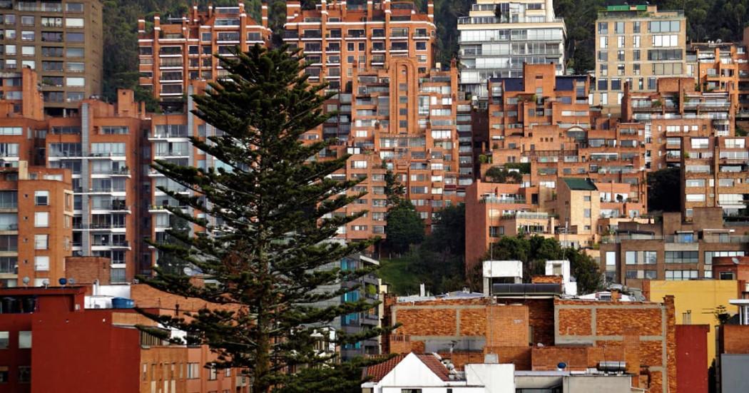 Foto panorámica de unos edificios en los cerros orientales de la ciudad