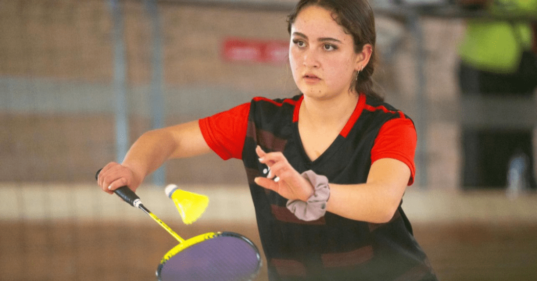 Imagen de deportista jugando Bádminton.