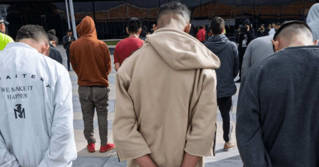 Imagen de tres personas capturadas por la Policía de Bogotá