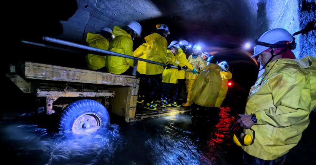 Foto que muestra trabajadores del Acueducto de Bogotá dentro de un tunel 