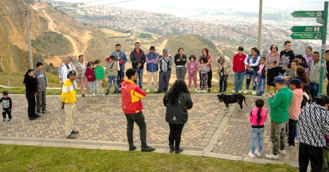 Foto que muestra las personas que participaron en la jornada de la Caja de Vivienda