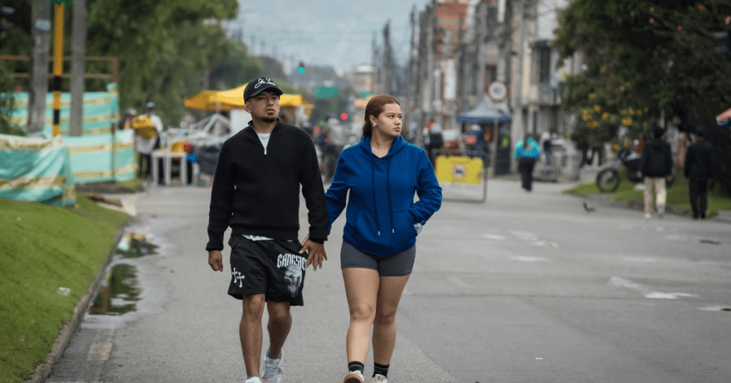 Foto de dos personas caminando 