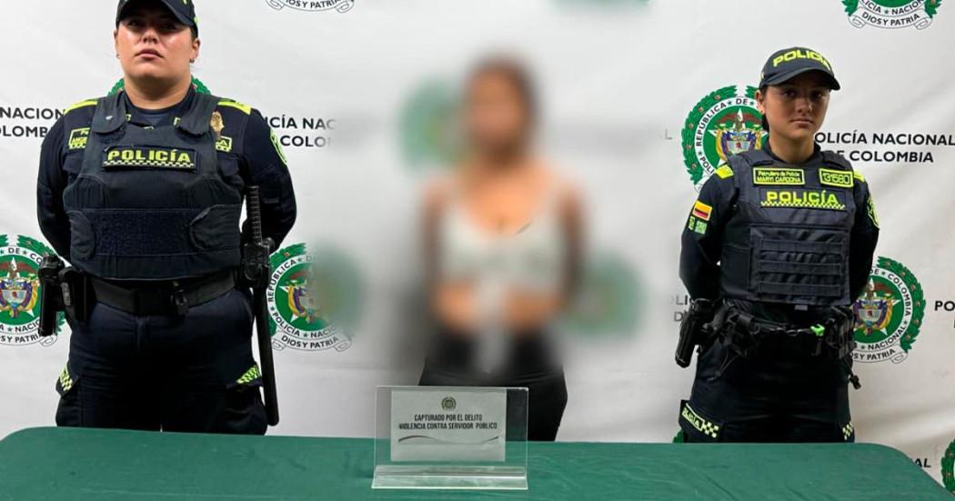 En la foto la mujer capturada por agredir a la uniformada de la Policía 