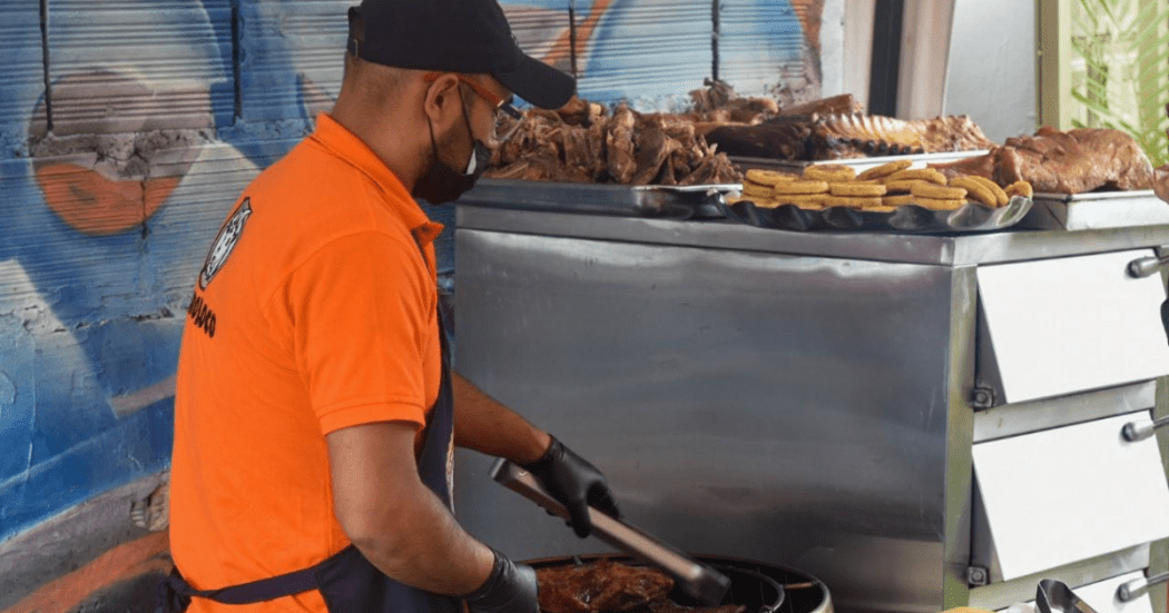 Foto de un cocinero haciendo un asado