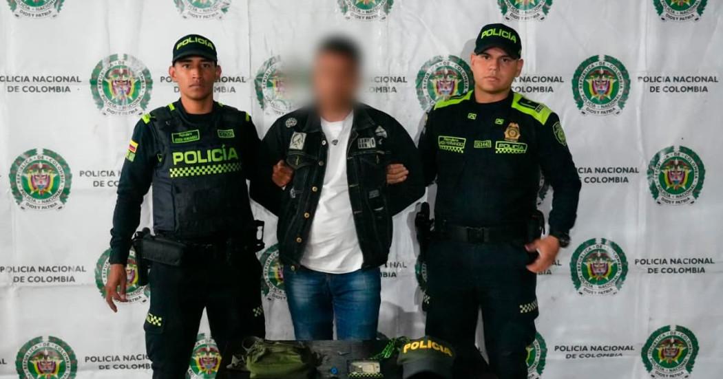 En la foto la captura de un hombre por suplantar a Policía para hurtar en TransMilenio
