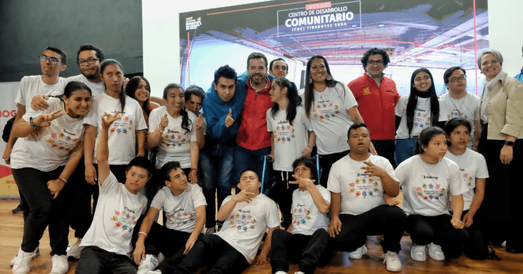 Imagen del alcalde Carlos Fernando Galán con varios beneficiarios del Centro de Desarrollo de Tibabuyes