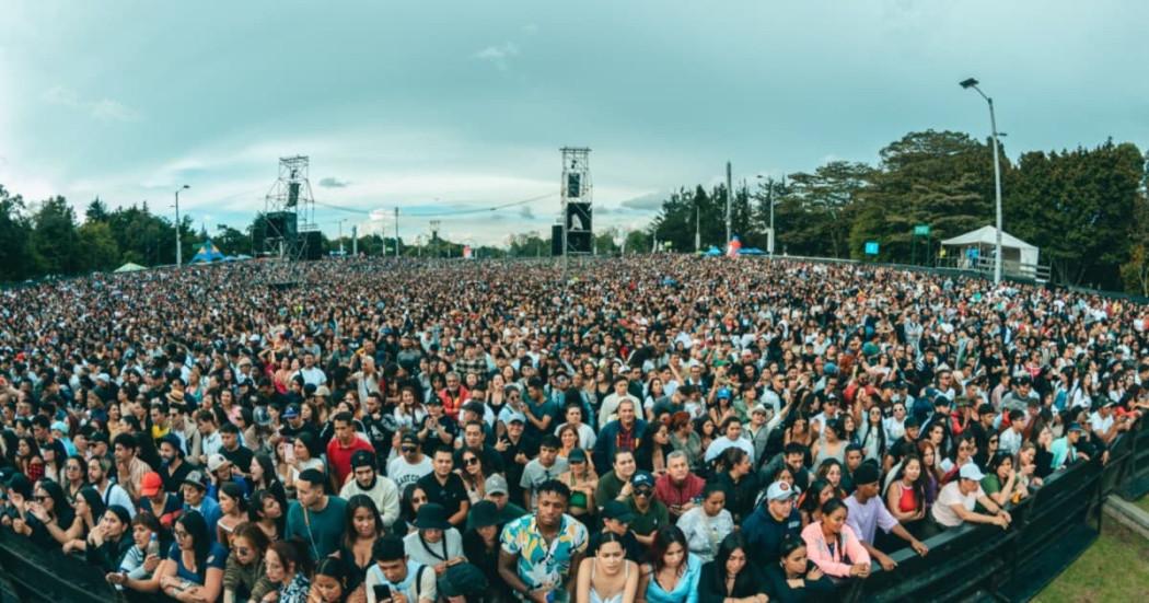 Foto de personas disfrutando el Festival Salsa al Parque en Bogotá