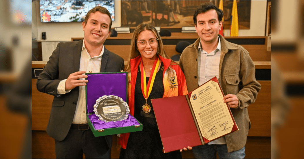 Imagen de Angélica Bernal recibiendo por parte del Concejo la condecoración.