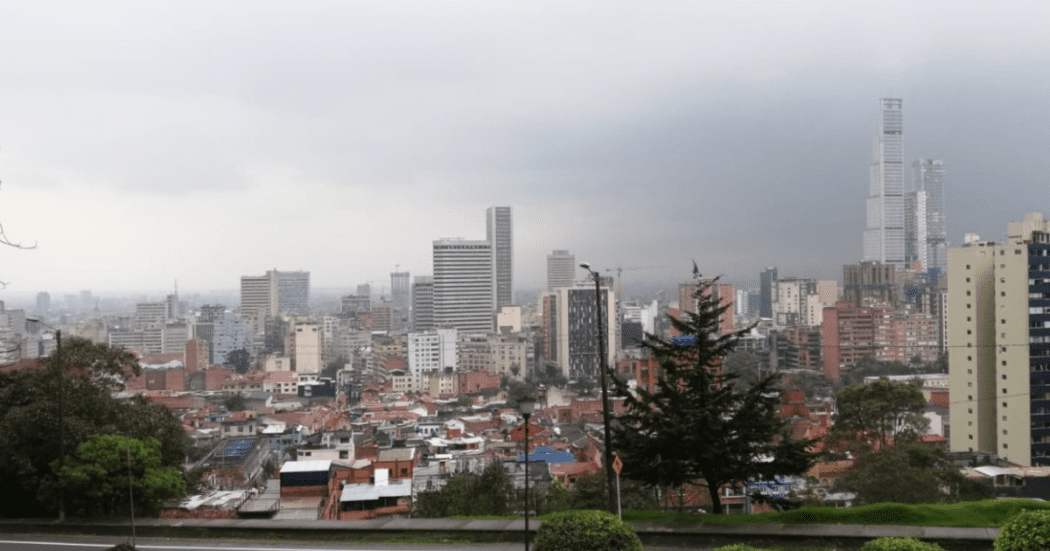 Imagen de una panorámica de la ciudad de Bogotá donde se aprecian el cielo nublado y edificaciones.