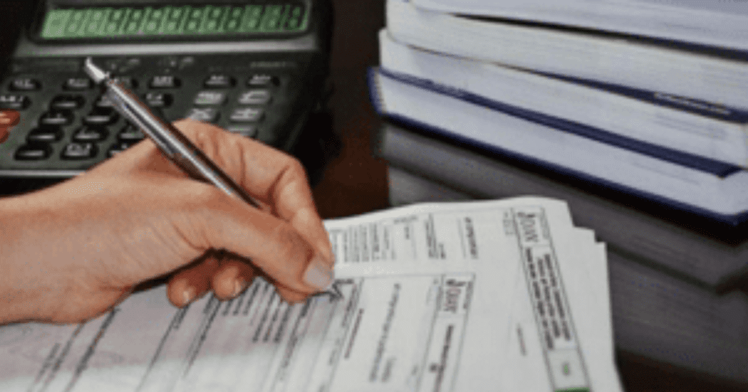 Fotografía de una mano firmando un documento
