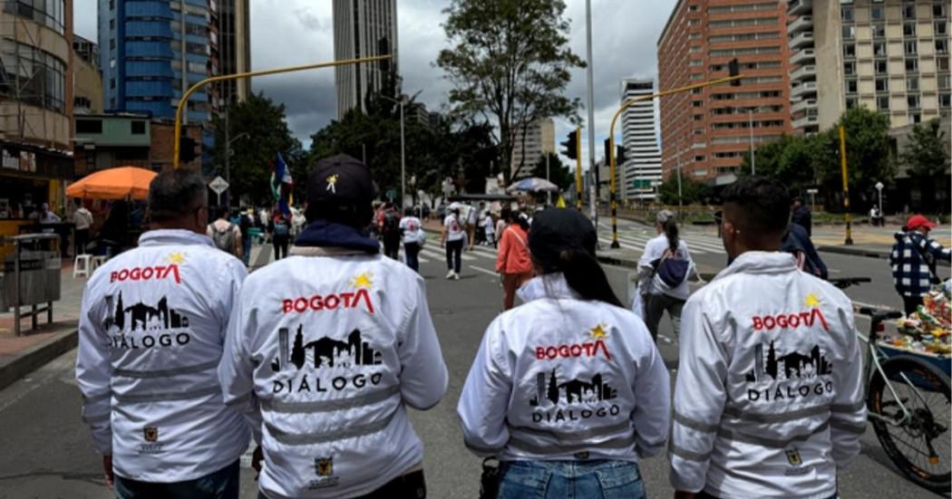 En la foto gestores de diálogo acompañando las marchas