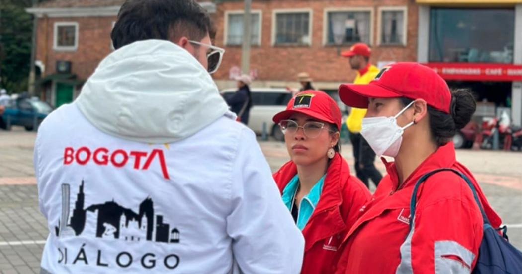 En la foto un gestor dialogando en una de las marchas con dos personas. 