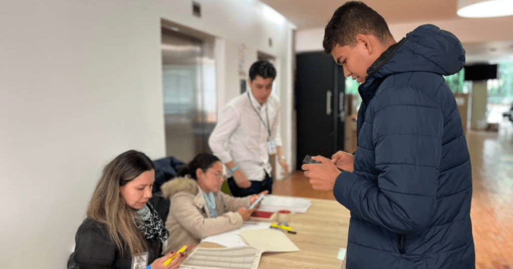 Foto de unas parsonas haciendo parte del consejo local de juventud