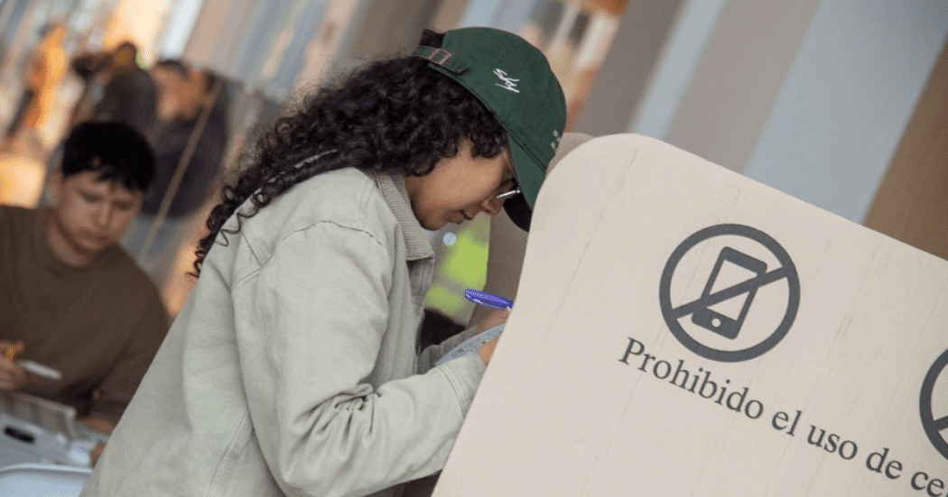 Foto de una mujer participando en los concejos locales de juventud 