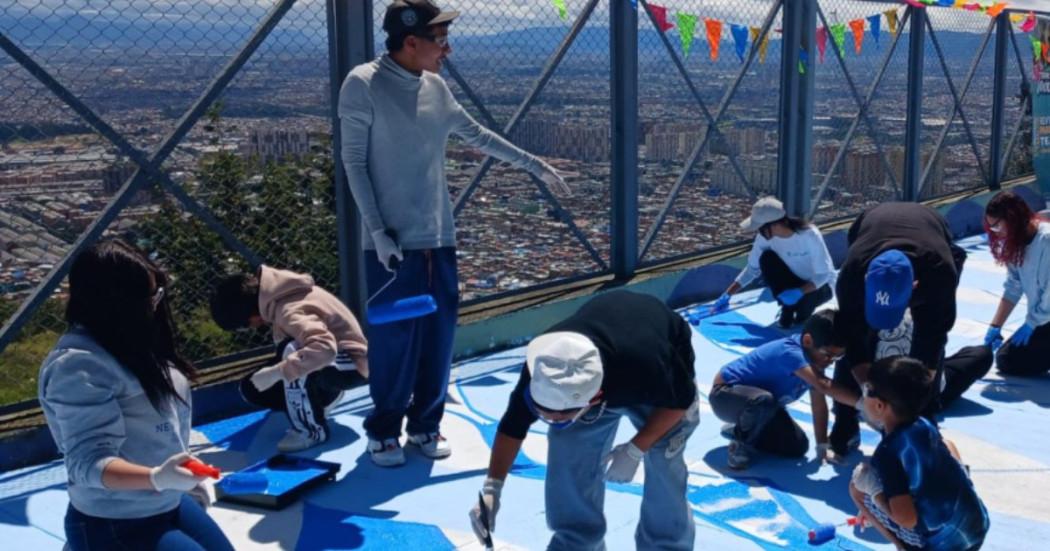 Imagen que muestra personas pintando el piso 