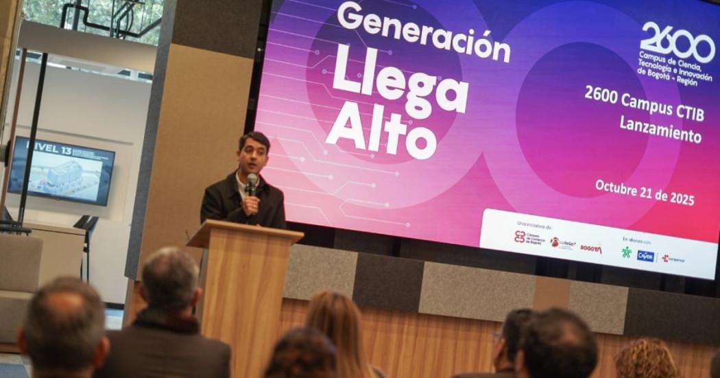 Foto que muestra al director de Atena junto con una diapositiva con el logo de la convocatoria '2600: Generación Llega Alto'