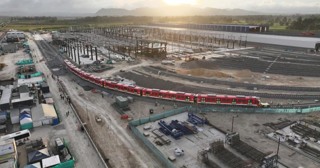 Foto del primer tren del Metro de Bogotá