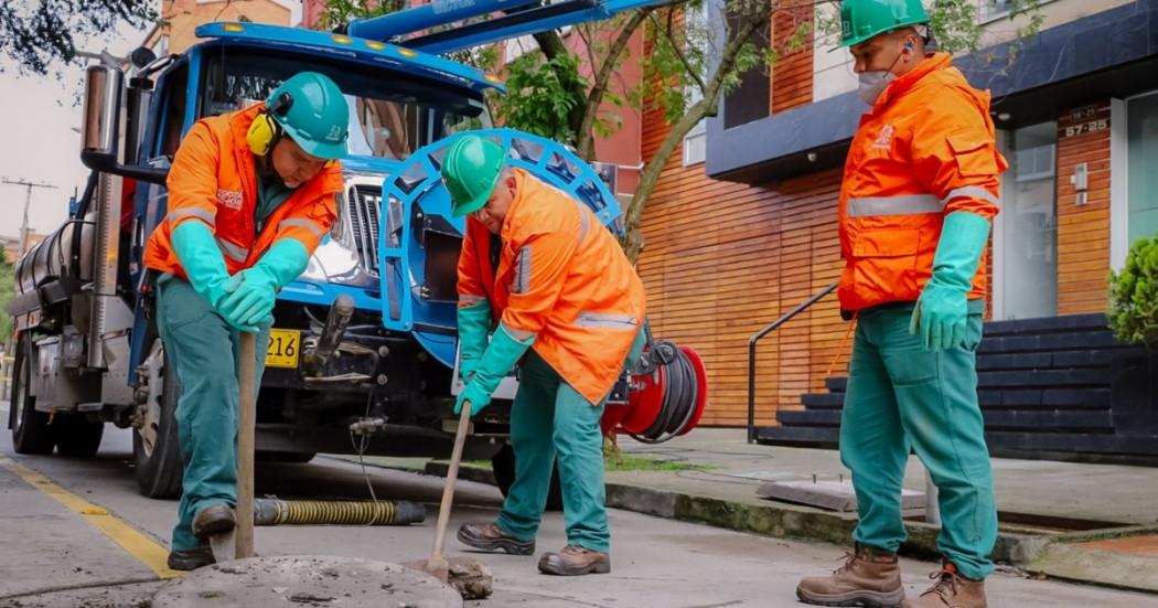 Foto que muestra trabajadores del Acueducto de Bogotá