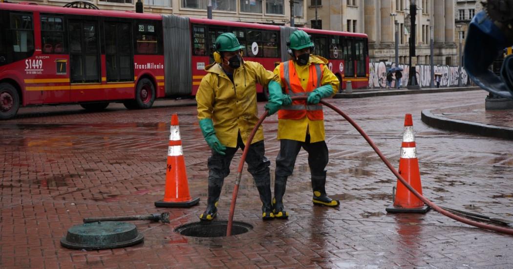 Foto que muestra trabajadores del Acueducto de Bogotá 