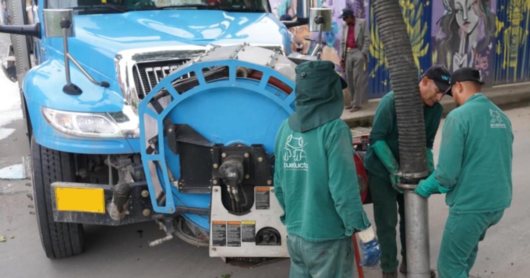 Foto con trabajadores del Acueducto de Bogotá