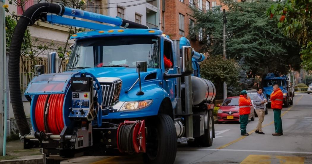 Foto que muestra un vehículo vactor del Acueducto de Bogotá