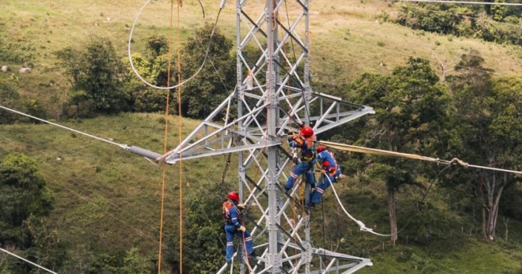 Foto que muestra trabajadores de Enel Colombia 