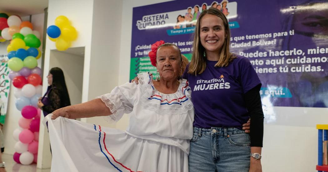 En la foto la secretaria de la Mujer, Laura Tami junto a una mujer.