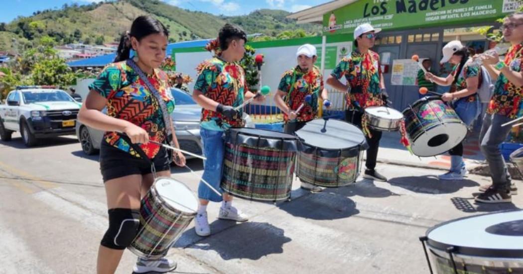 Grupo musical de batucada en presentación
