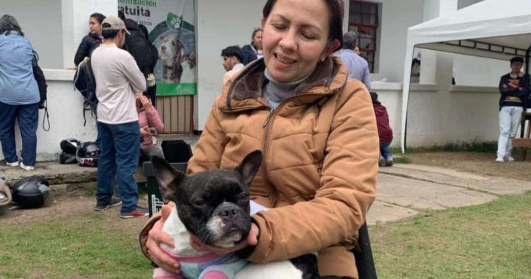 Foto de una mujer con su perro en el punto de esterilización de la universidad Nacional. 