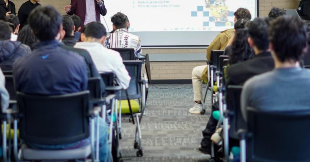 Foto que muestra personas en una conferencia