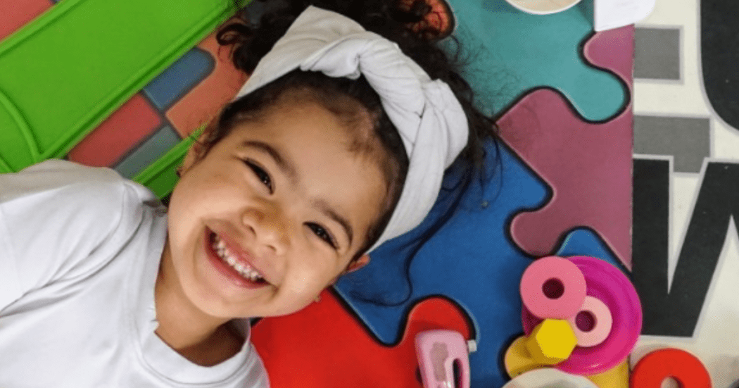 Imagen de una niña sonriendo