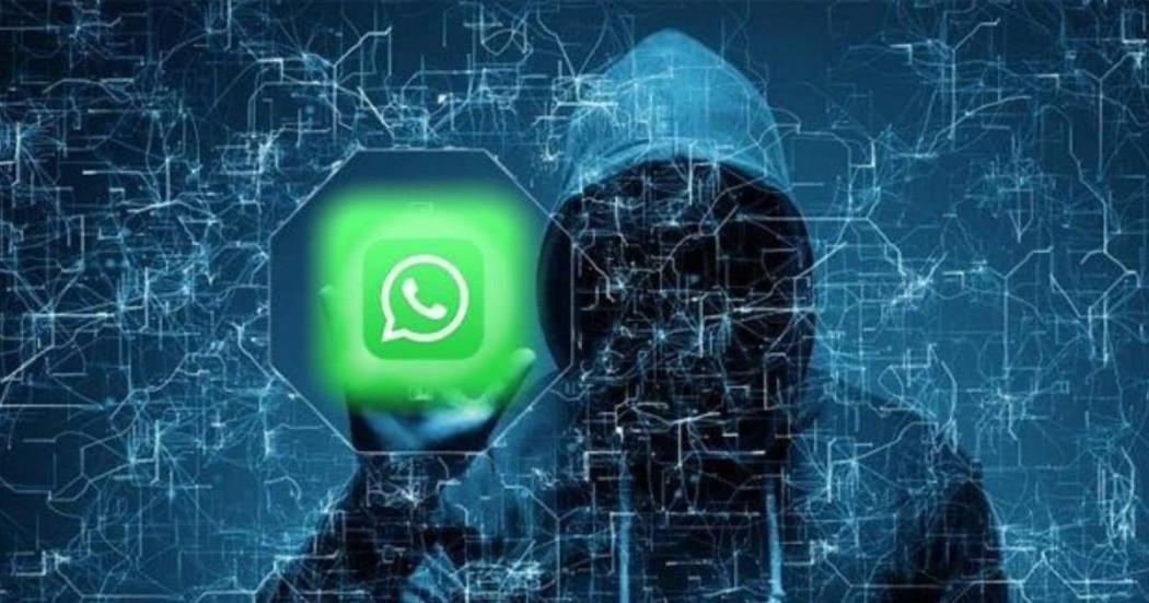 Logo de WhatsApp con una persona de fondo como delincuente digital