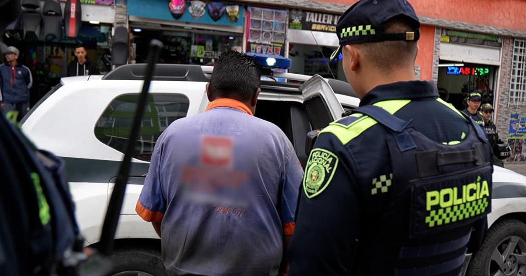 En la foto un hombre detenido que tenía una orden de captura vigente por falsedad en documento público.