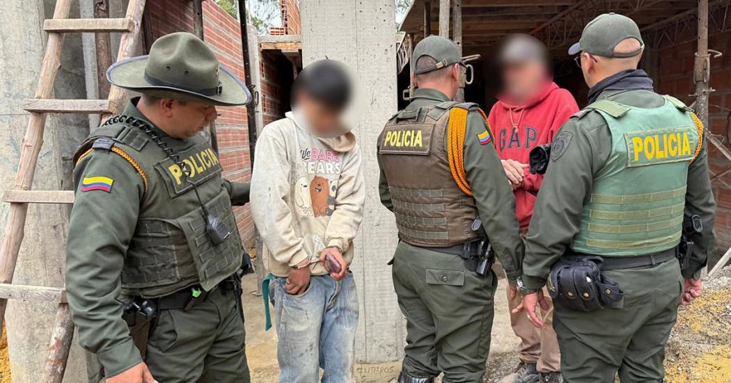 En la foto los dos capturados con la Policía 