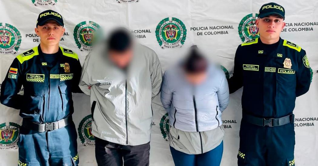 En la foto los dos capturados y dos policías 