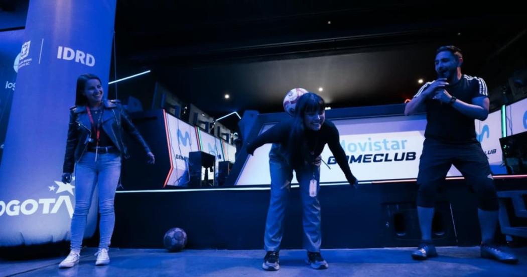 Deportistas de deportes alternativos jugando con un balón