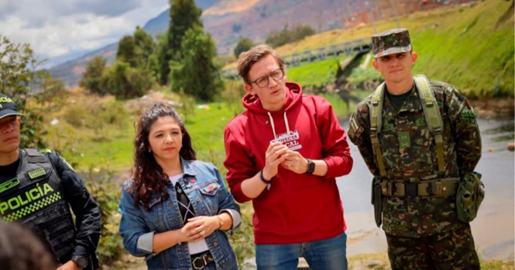 En la foto el secretario de gobierno, Gustavo Quintero, junto con dos personas de la localidad 