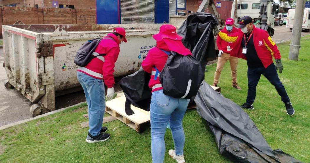 Foto que muestra personas recogiendo residuos en la calle 