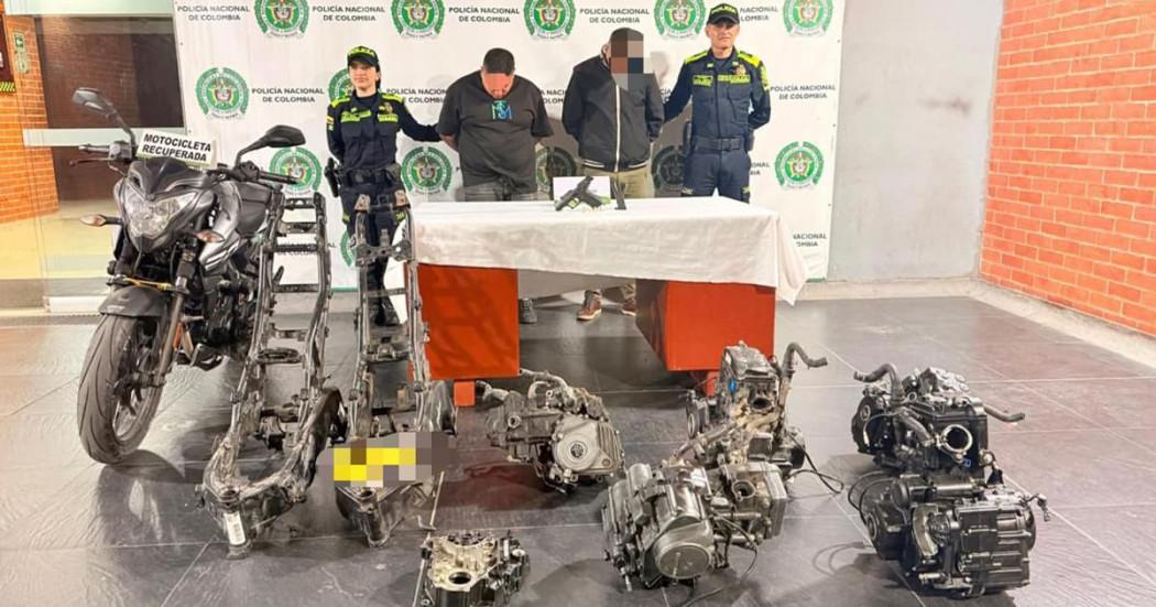 En la foto dos detenidos por hurto de autopartes