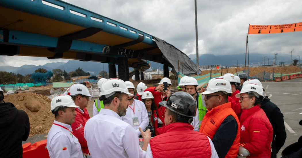 Imagen de funcionarios y al fondo el demolido puente