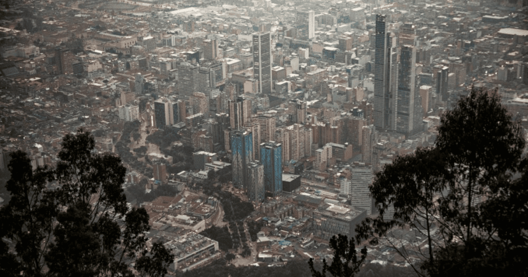 Imagen panorámica de Bogotá en la que se observan varios edificios del centro de la ciudad