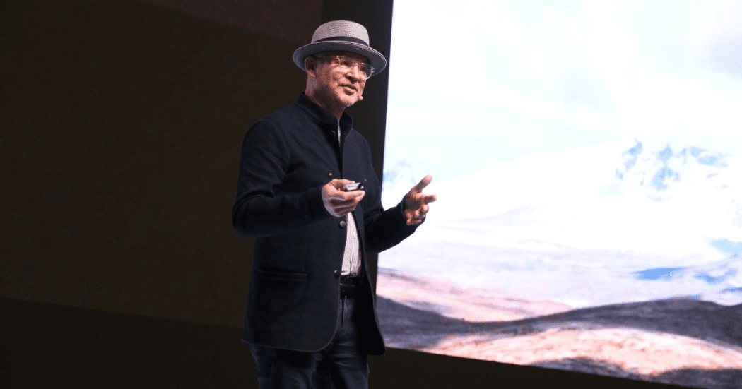 Imagen de Craig Dykers en su intervención durante el Día Mundial de las Ciudades