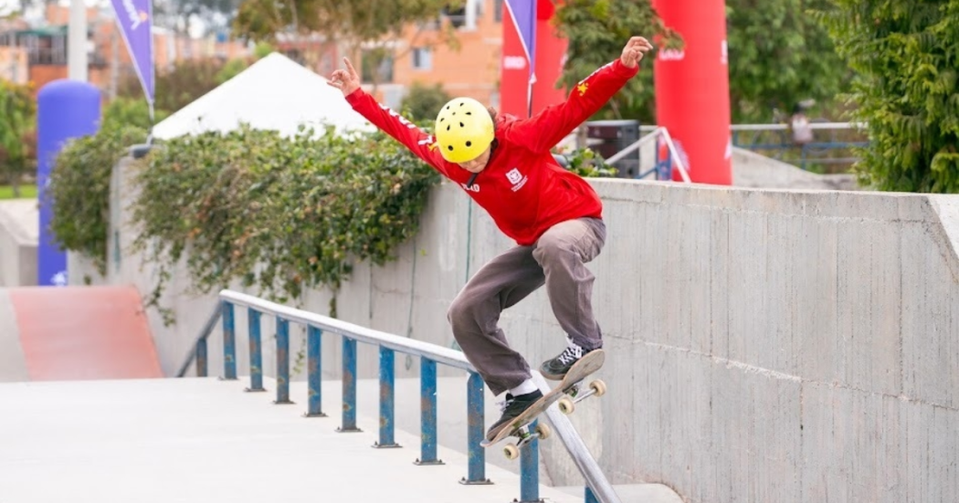 Deportista saltando en la pista en el marco del Festival de Talentos Deportivos.