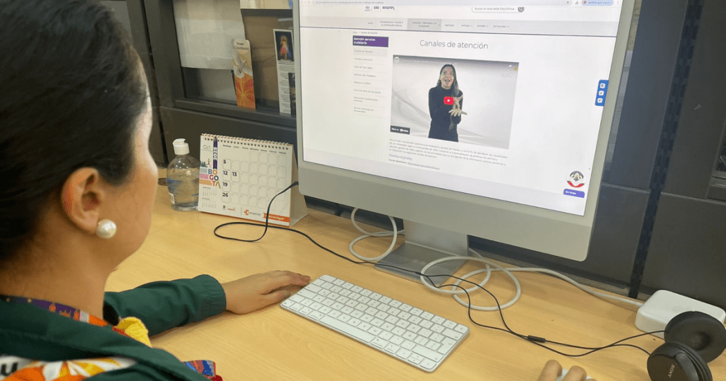 Imagen de persona ingresando a los canales de atención del IDRD